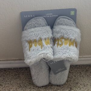 Serra Plush Open-Toe Slippers in Light Gray with Gold Script